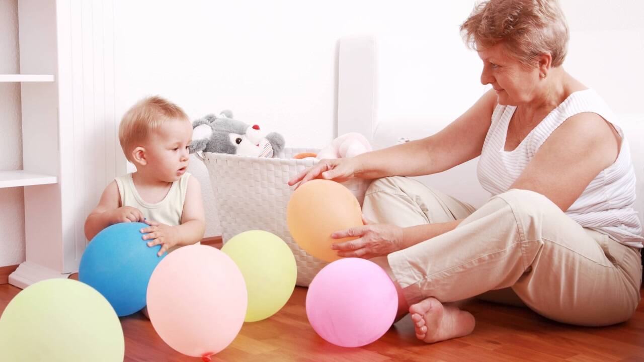 Die ÖVP-Idee Großelternkarenz: Auch Oma und Opa sollen staatliche Unterstützung erhalten, wenn sie anstatt der Eltern die Kinderbetreuung übernehmen. Die ÖVP-Idee Großelternkarenz: Auch Oma und Opa sollen staatliche Unterstützung erhalten, wenn sie anstatt der Eltern die Kinderbetreuung übernehmen.