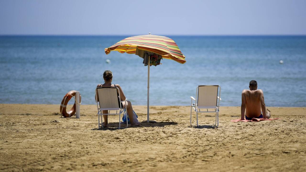 Wasserknappheit könnte in manchen Ländern auch für Urlauber zum Problem werden. Hier zu sehen: Menschen am Strand von Porto Empedocle.  