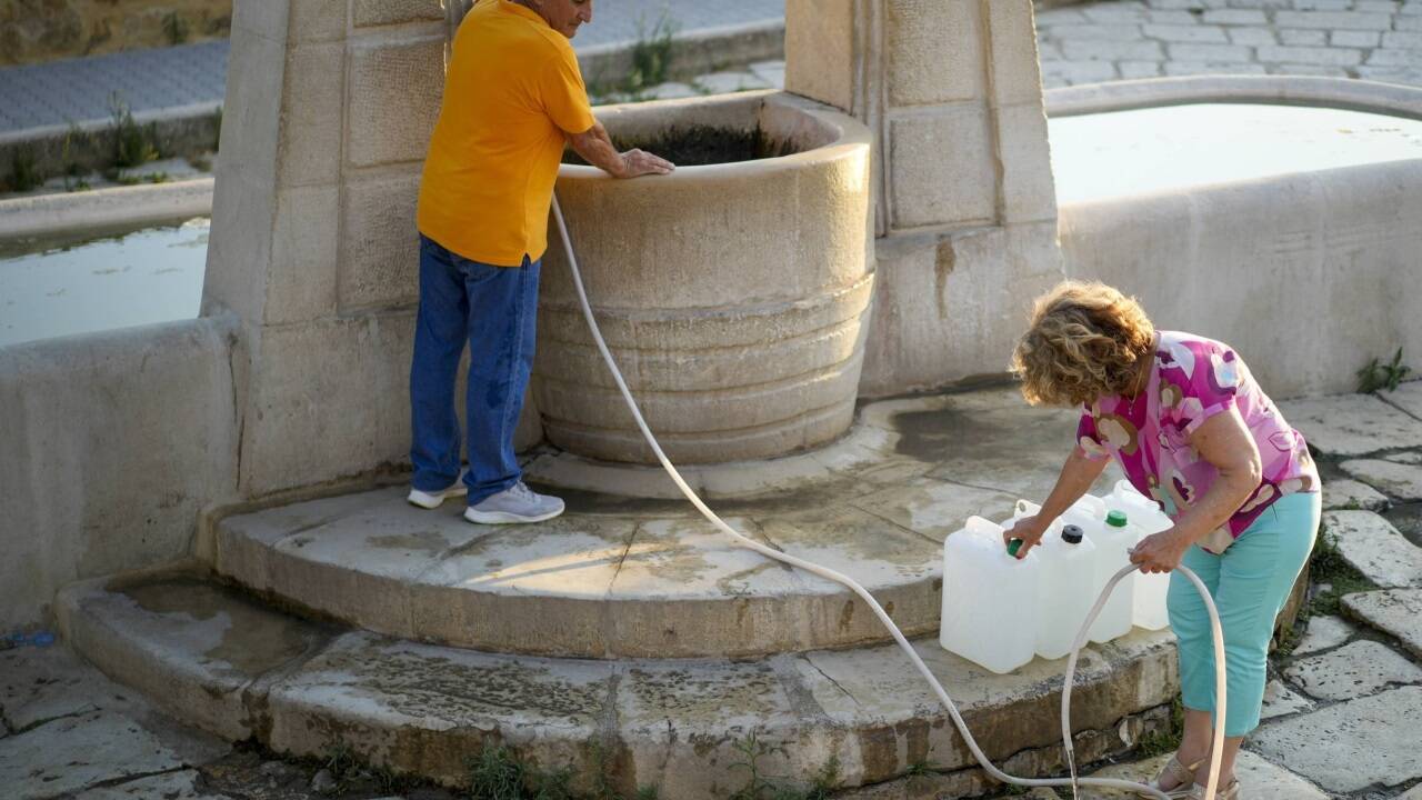 Menschen holen Wasser im einzigen öffentlichen Brunnen der Stadt Agrigent. 
