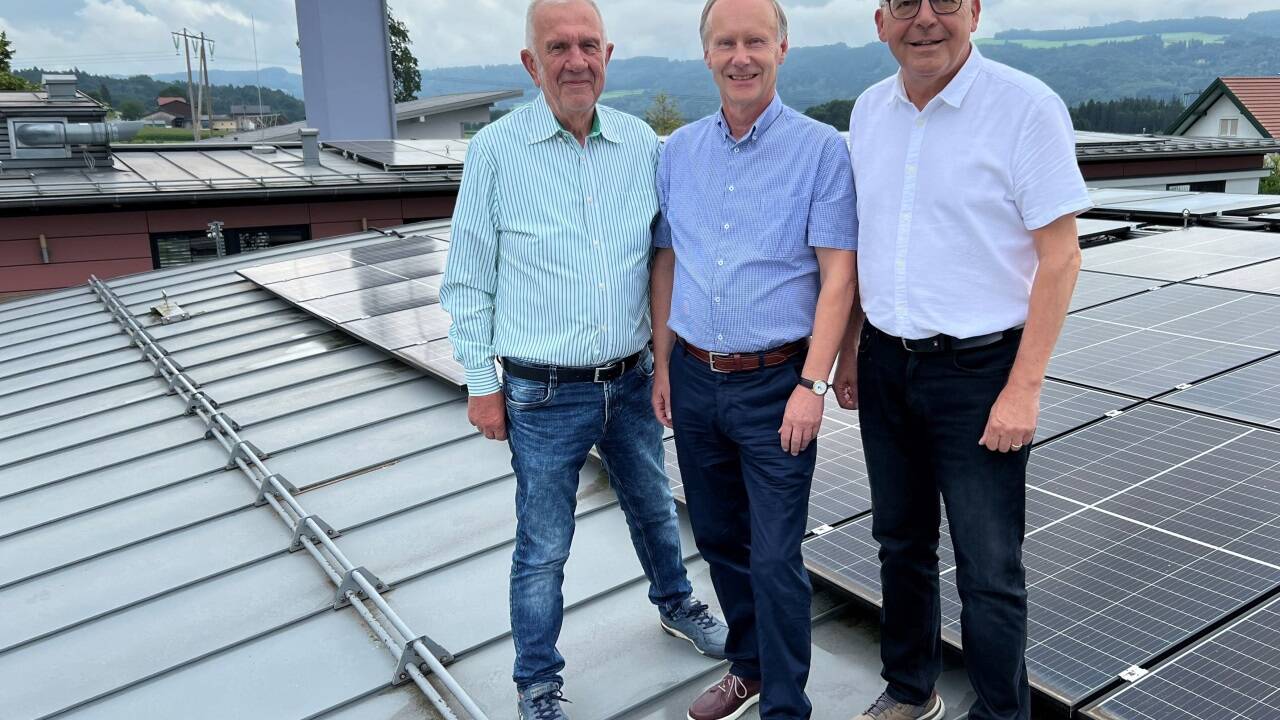 Der Überschuss-Strom der Gemeinde wird an die Mitglieder der EEG Göming weitergegeben. Im Bild Landesrat Josef Schwaiger (r.) mit Bürgermeister Werner Fritz (l.) und EEG-Obmann Alois Silberer.  Der Überschuss-Strom der Gemeinde wird an die Mitglieder der EEG Göming weitergegeben. Im Bild Landesrat Josef Schwaiger (r.) mit Bürgermeister Werner Fritz (l.) und EEG-Obmann Alois Silberer.