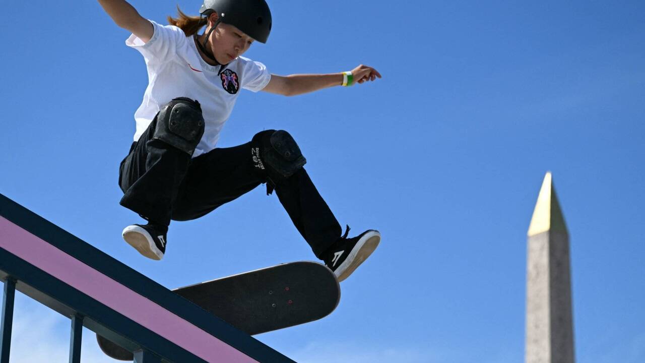 Der Obelisk ist 3000 Jahre alt, Skateboard-Olympiasiegerin Coco Yoshizawa aus Japan 14 Jahre.   Der Obelisk ist 3000 Jahre alt, Skateboard-Olympiasiegerin Coco Yoshizawa aus Japan 14 Jahre.