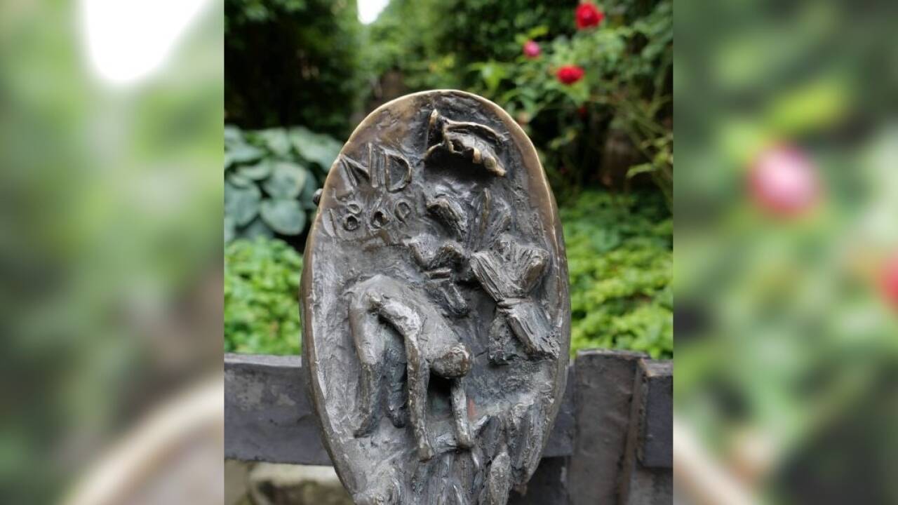 Ein künstlerisch gestaltetes Gartengitter fängt in Golling den Blick.  