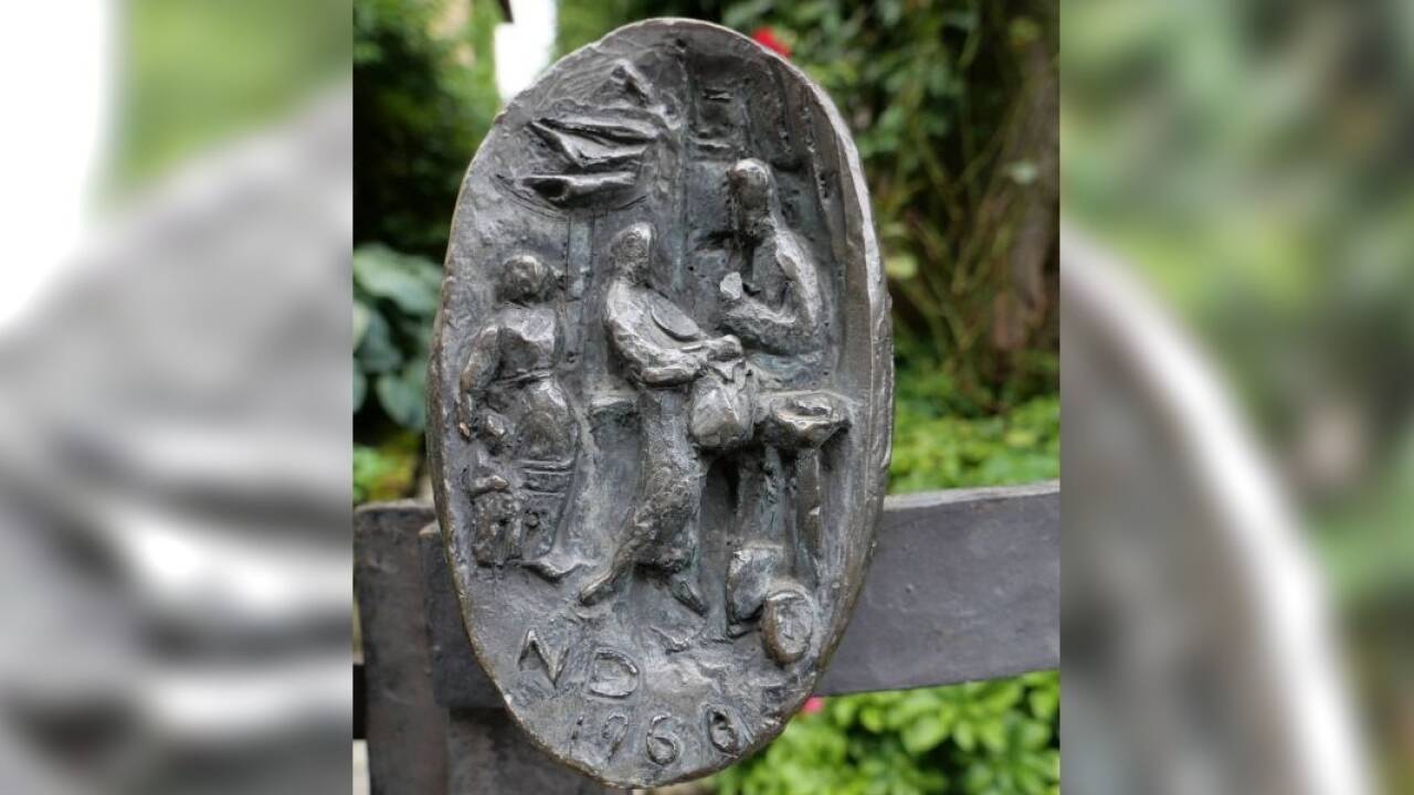 Ein künstlerisch gestaltetes Gartengitter fängt in Golling den Blick.  