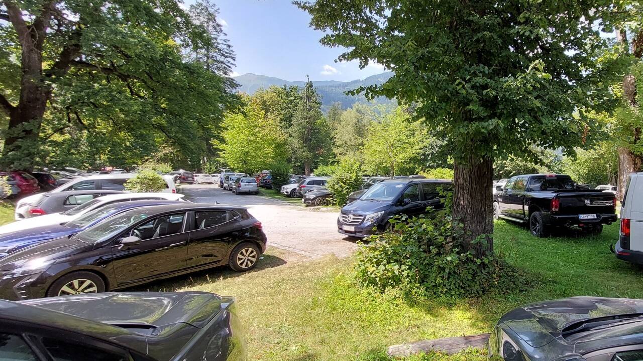 So sieht es an heißen Tagen im Thumersbacher Park aus. Es herrscht Chaos.  
