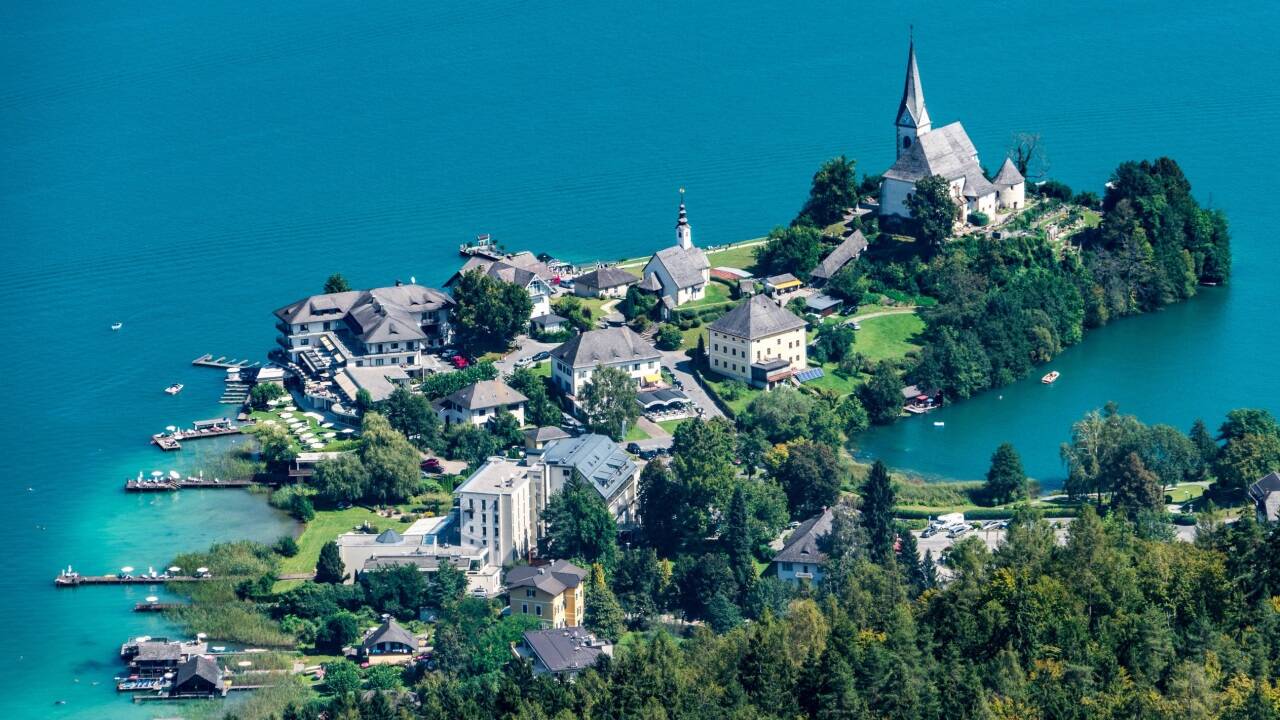 Der Wörthersee bleibt ein Hotspot für Luxusimmobilien und zieht weiterhin kaufkräftige Privatpersonen an. 