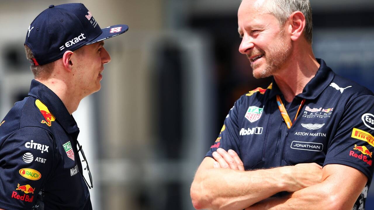 Jonathan Wheatley (r.) im Gespräch mit Weltmeister Max Verstappen.  