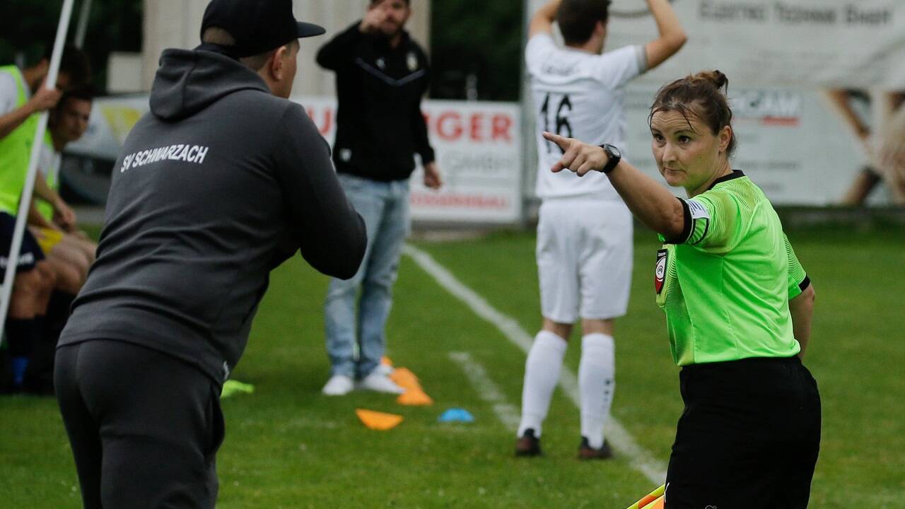 Schiedsrichterin Silke Hohenauer lässt sich auch von Schwarzach-Trainer Mario Krimbacher nicht einschüchtern. 