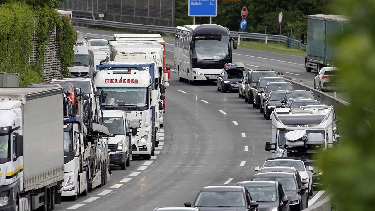 Stau und Blockabfertigung auf der Tauernautobahn bescherte den Tennengauer Gemeinden viel Ausweichverkehr.  Stau und Blockabfertigung auf der Tauernautobahn bescherte den Tennengauer Gemeinden viel Ausweichverkehr.
