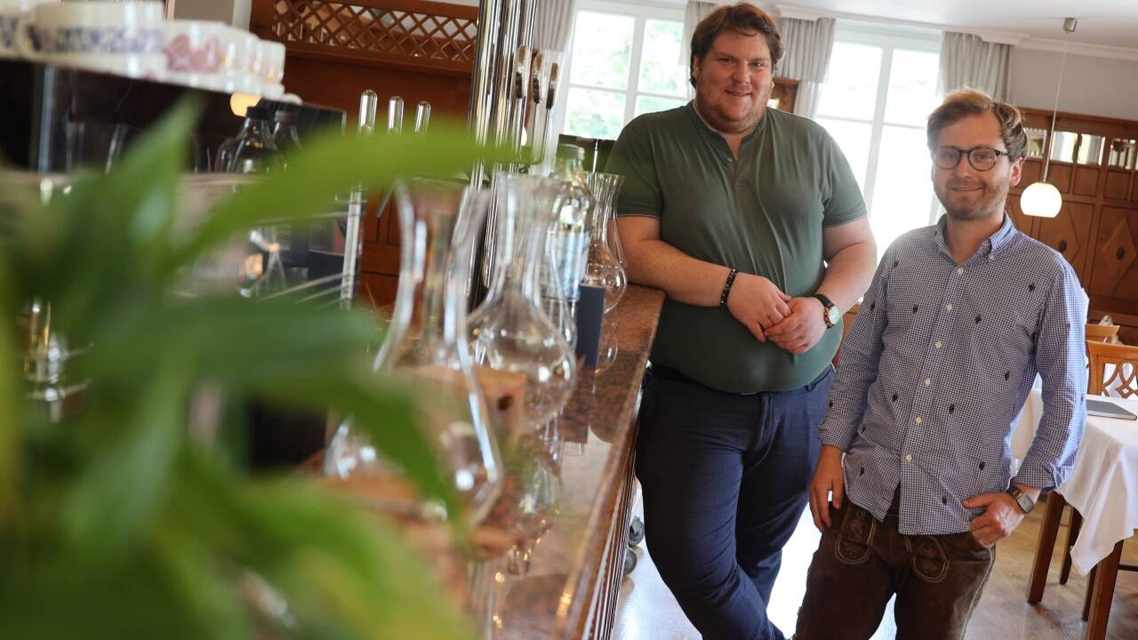 Christoph Mayer und Daniel Schiller im Restaurant Riedenburg.  