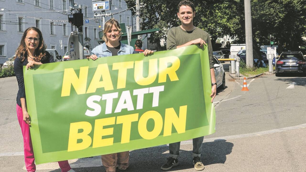 Klubobfrau Martina Berthold, Stadträtin Anna Schiester und Nationalratskandidat Leonhard Hartinger (v. l.) vor dem Rotkreuz-Parkplatz in Salzburg, der laut Arbeitsübereinkommen der Stadtregierung einer Neugestaltung weichen muss. 