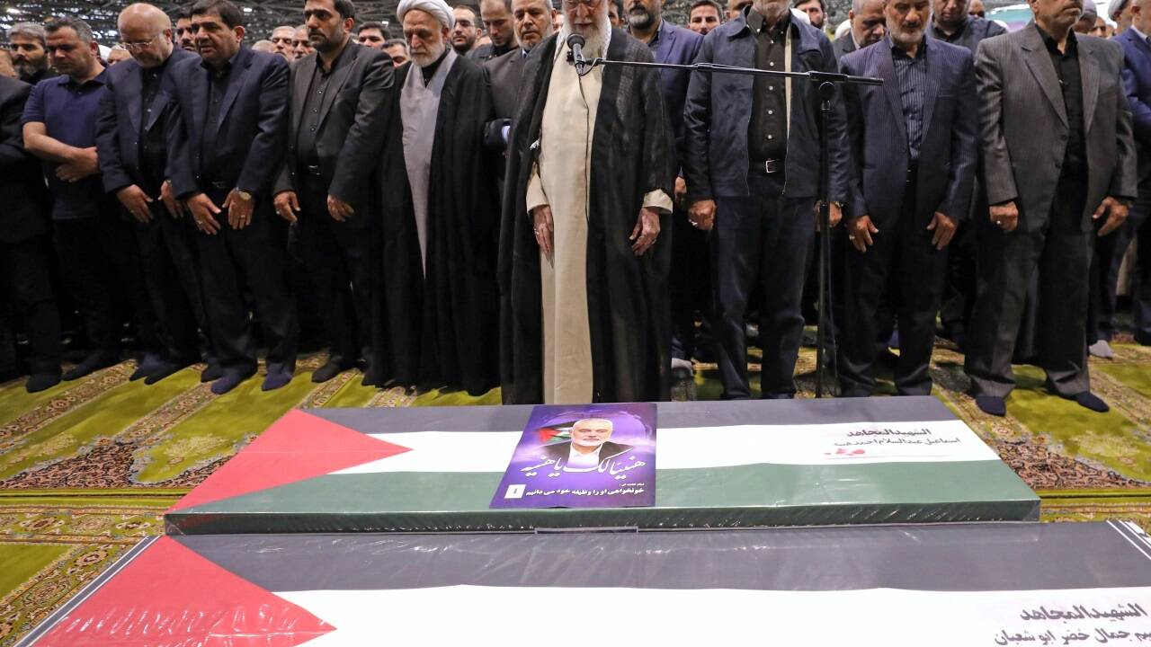  Der oberste iranische Führer Ajatollah Ali Khamenei der neben dem iranischen Präsidenten Masoud Pezeshkian beim Gebet über dem Sarg des verstorbenen Hamas-Führers Ismail Haniyeh und seiner Leibwache während seines Trauerzugs in Teheran am 1. August vor der Beerdigung in Katar. 