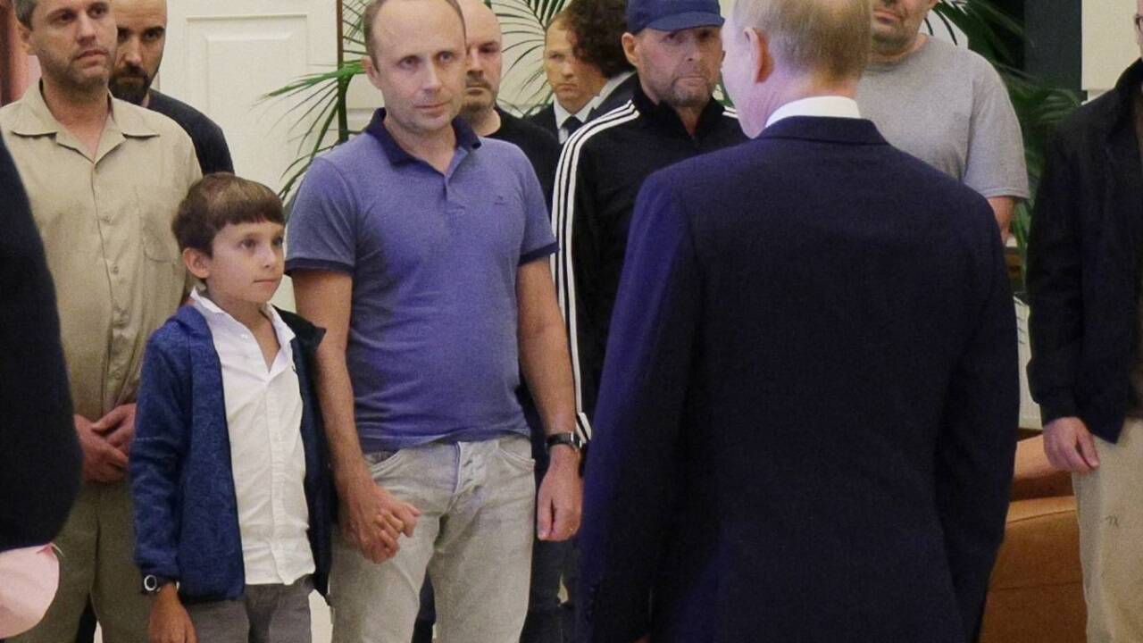 Russlands Präsident Putin heißt Mörder, Spione und Cyberkriminelle willkommen. Der Mann mit der blauen Kappe ist „Tiergartenmörder“ Wadim Krassikow. Russlands Präsident Putin heißt Mörder, Spione und Cyberkriminelle willkommen. Der Mann mit der blauen Kappe ist „Tiergartenmörder“ Wadim Krassikow.