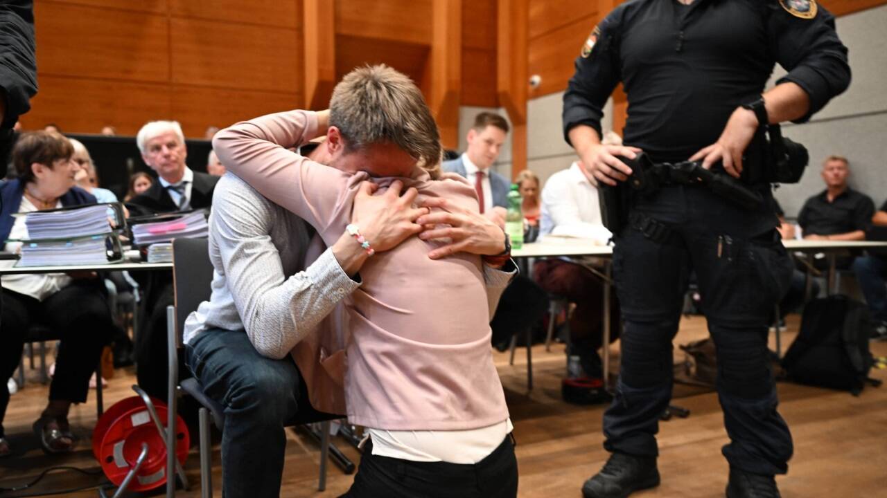Das Ehepaar ließ nach dem Freispruch seinen Emotionen freien Lauf. Links dahinter der Verteidiger des Freigesprochenen, Albert Heiss. Das Ehepaar ließ nach dem Freispruch seinen Emotionen freien Lauf. Links dahinter der Verteidiger des Freigesprochenen, Albert Heiss.