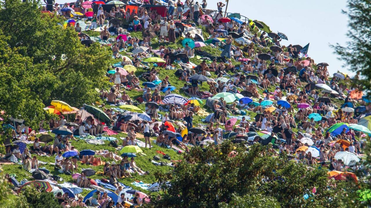 Auf dem Olympiaberg in München versammelten sich etwa 40.000 Fans, um dem Konzert im Olympiastadion kostenlos zu lauschen. 