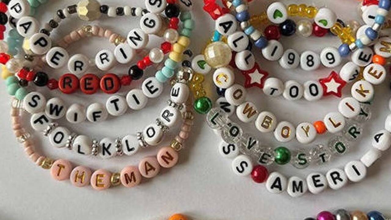 Solche Armbänder basteln die „Swifties“ und tauschen diese untereinander auf den Konzerten. 