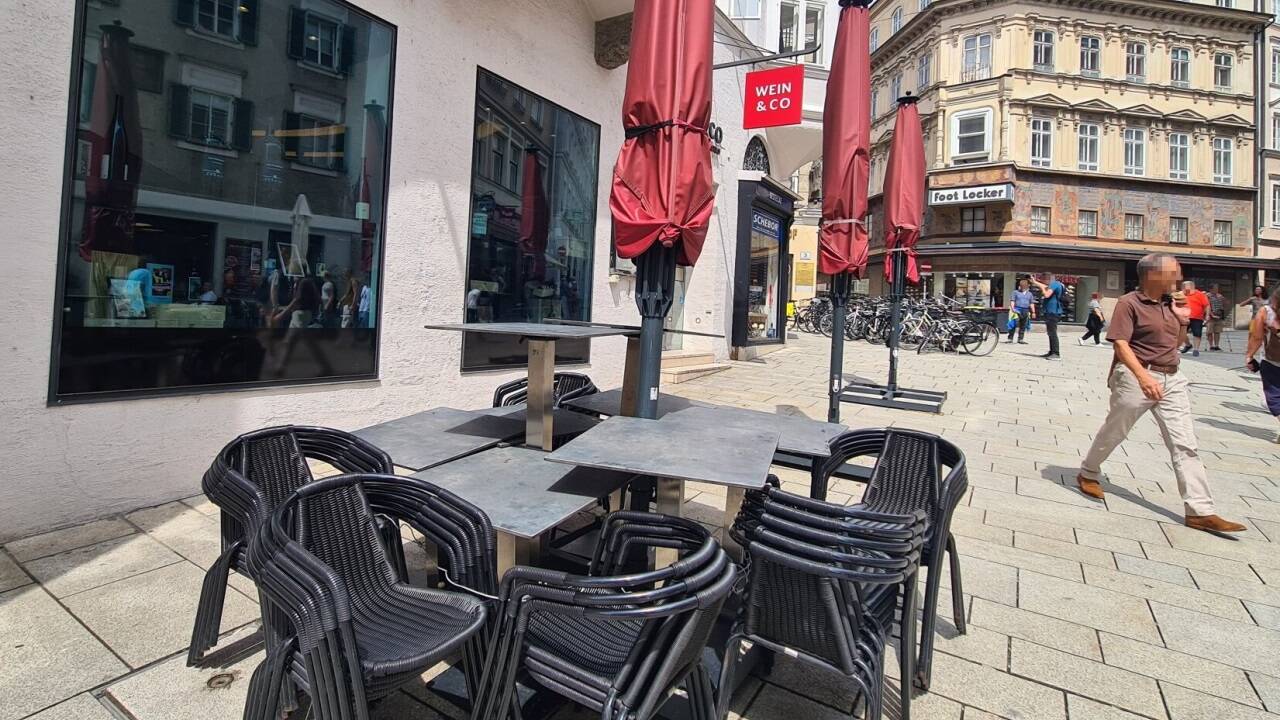 Die Weinhandlung mit integrierter Bar von Wein & Co am Platzl in der rechten Salzburger Altstadt ist seit dem Frühjahr nur noch von Mittwoch bis Samstag ab 13 Uhr geöffnet.  