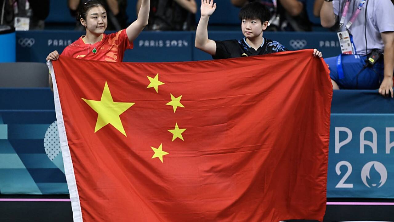 Chen (l.) und Sun (r.) posieren nach Finale mit chinesischer Flagge  Chen (l.) und Sun (r.) posieren nach Finale mit chinesischer Flagge