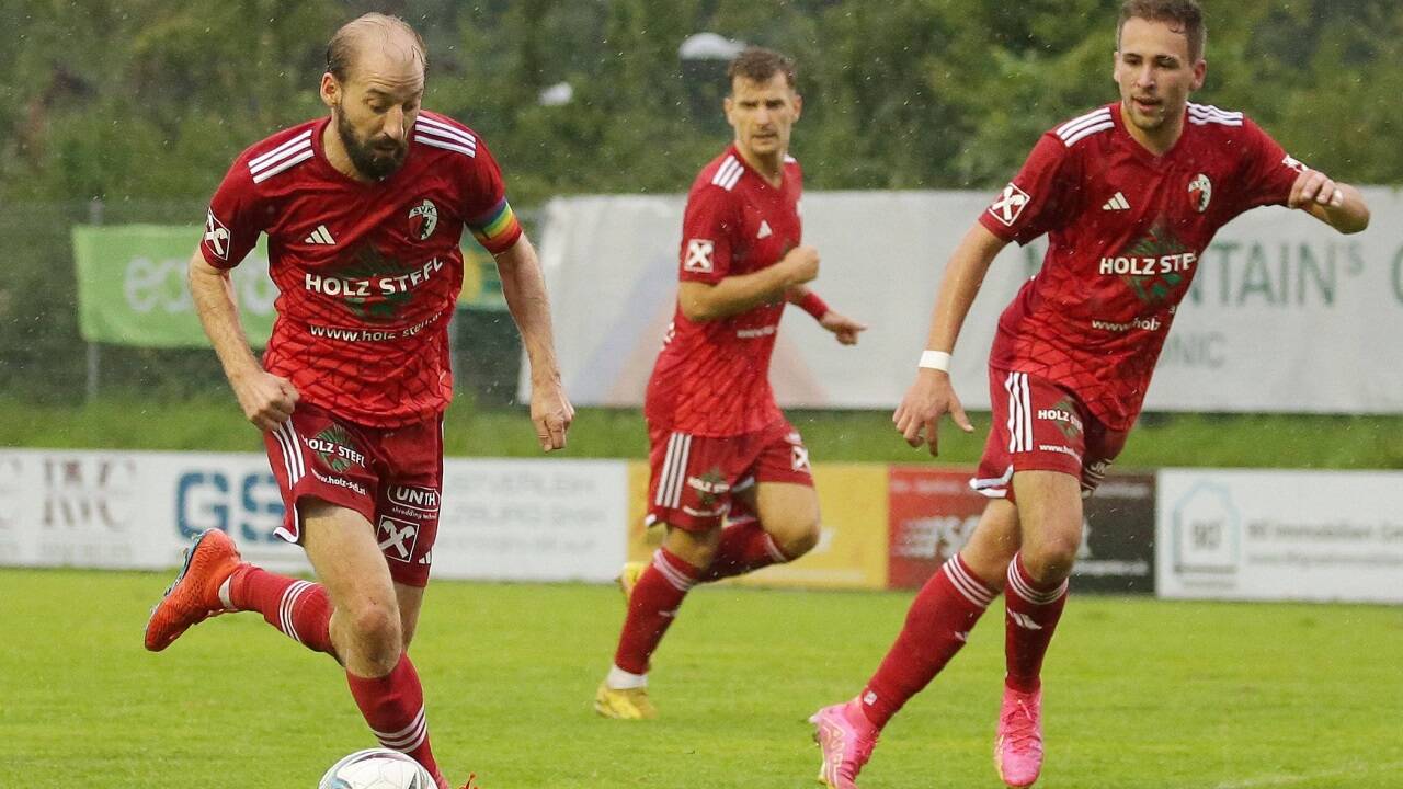 Michael Perlak (links) und Horst Patrick Nestaval (rechts) trafen für Kuchl. 