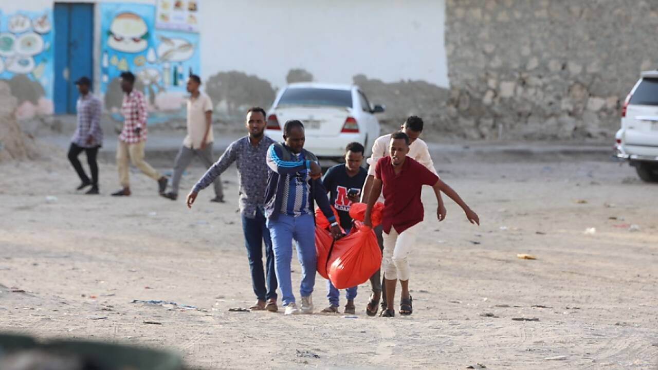 Verwandte bringen ein weibliches Terroropfer weg vom Strand 