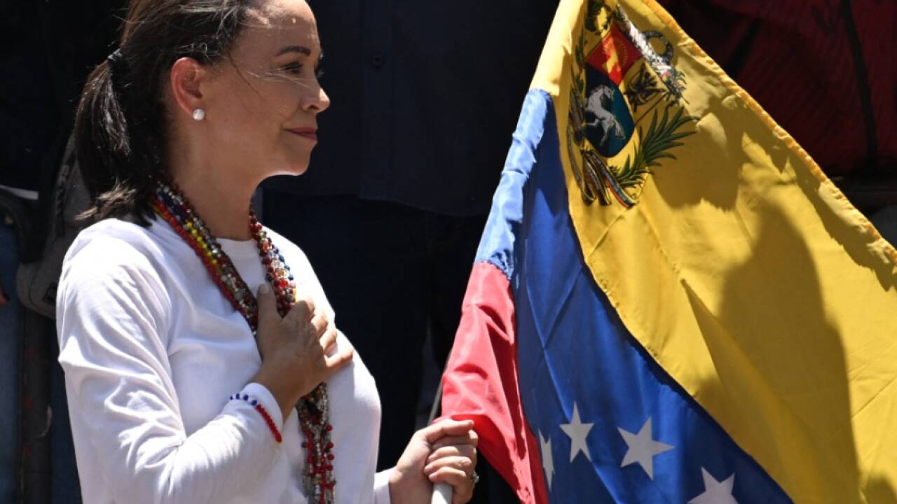Oppositionsführerin Maria Corina Machado mit der Nationaflagge 