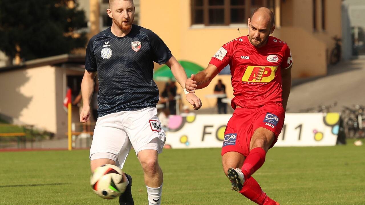 Christoph Siller (links) und Co. bremsten die ASV-Mannschaft um Viktor Vasas aus.  