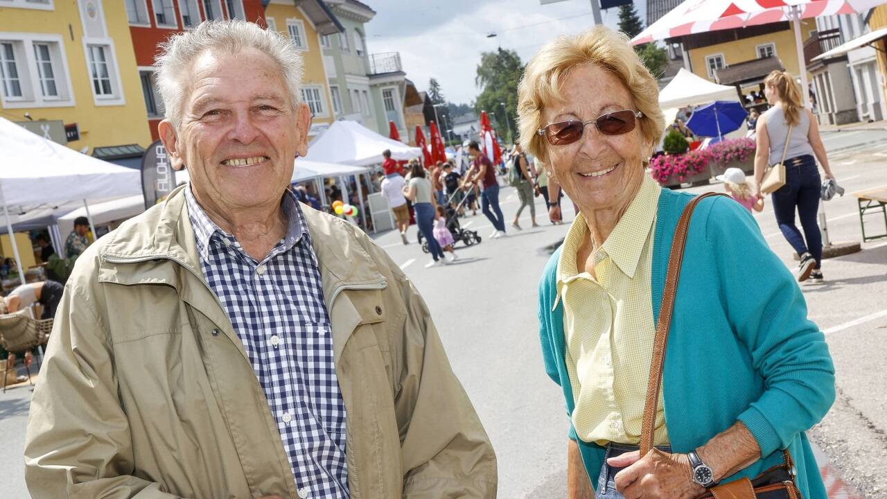 Anna Gerstel und Hans Winkler leben mitten in Straßwalchen. Die Sperre der B1 sehen sie gelassen. 