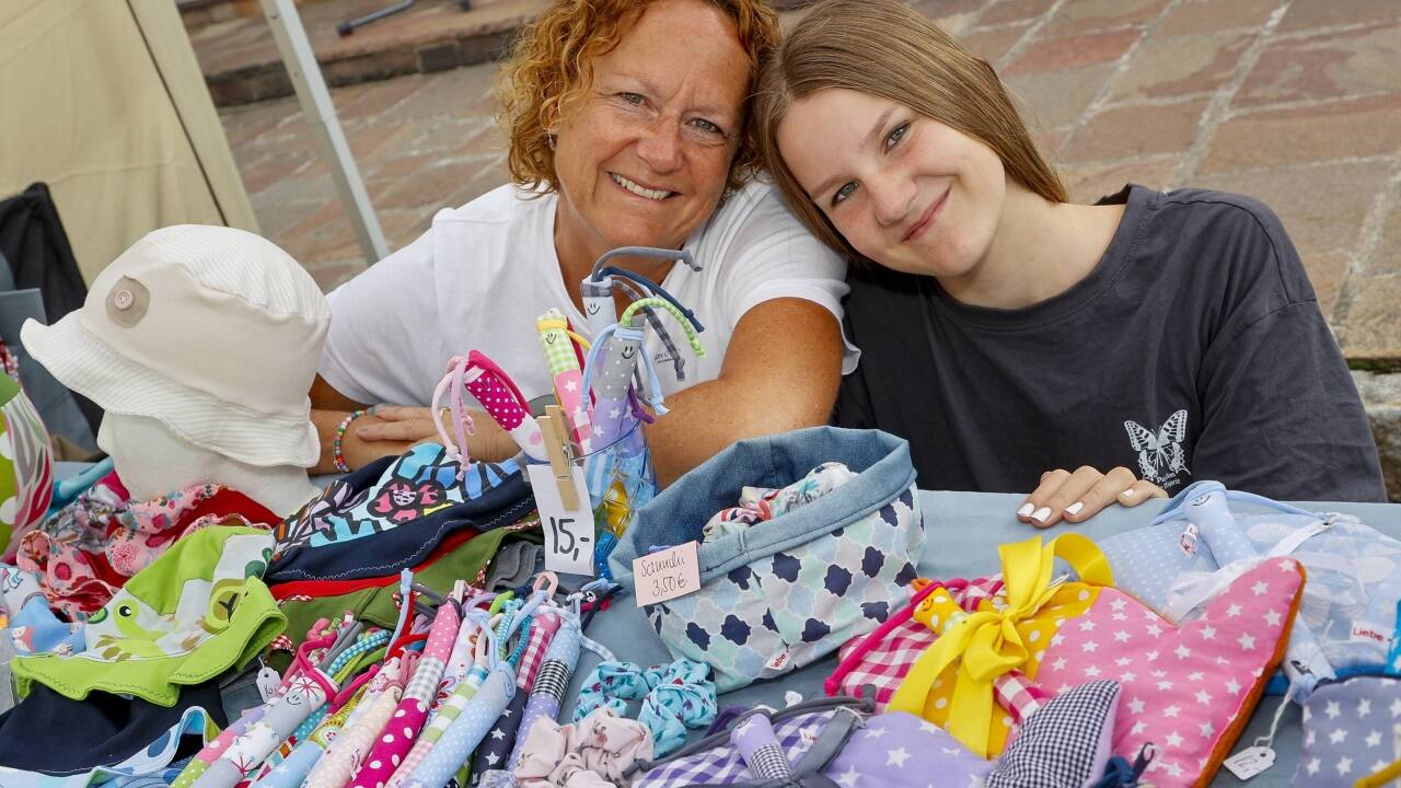 Wiebke Best-Wagner (im Bild mit Tochter Ina) betreibt in Straßwalchen die „Bunte Liebe“. Sie nutzte das Straßenfest, um zu Kunden zu kommen. 