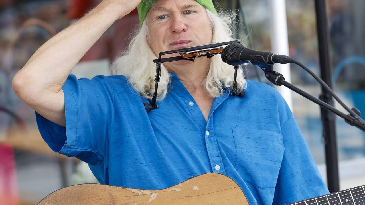 Musiker Fred Hölzl nützte die B1 als Bühne. 