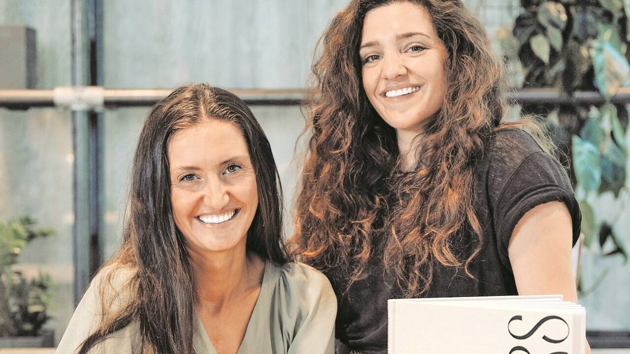 Hannah Gratzer und Christina Katefidis haben ihr Erstlingswerk zur Geschichte des Hotel Santner in Eugendorf veröffentlicht.  