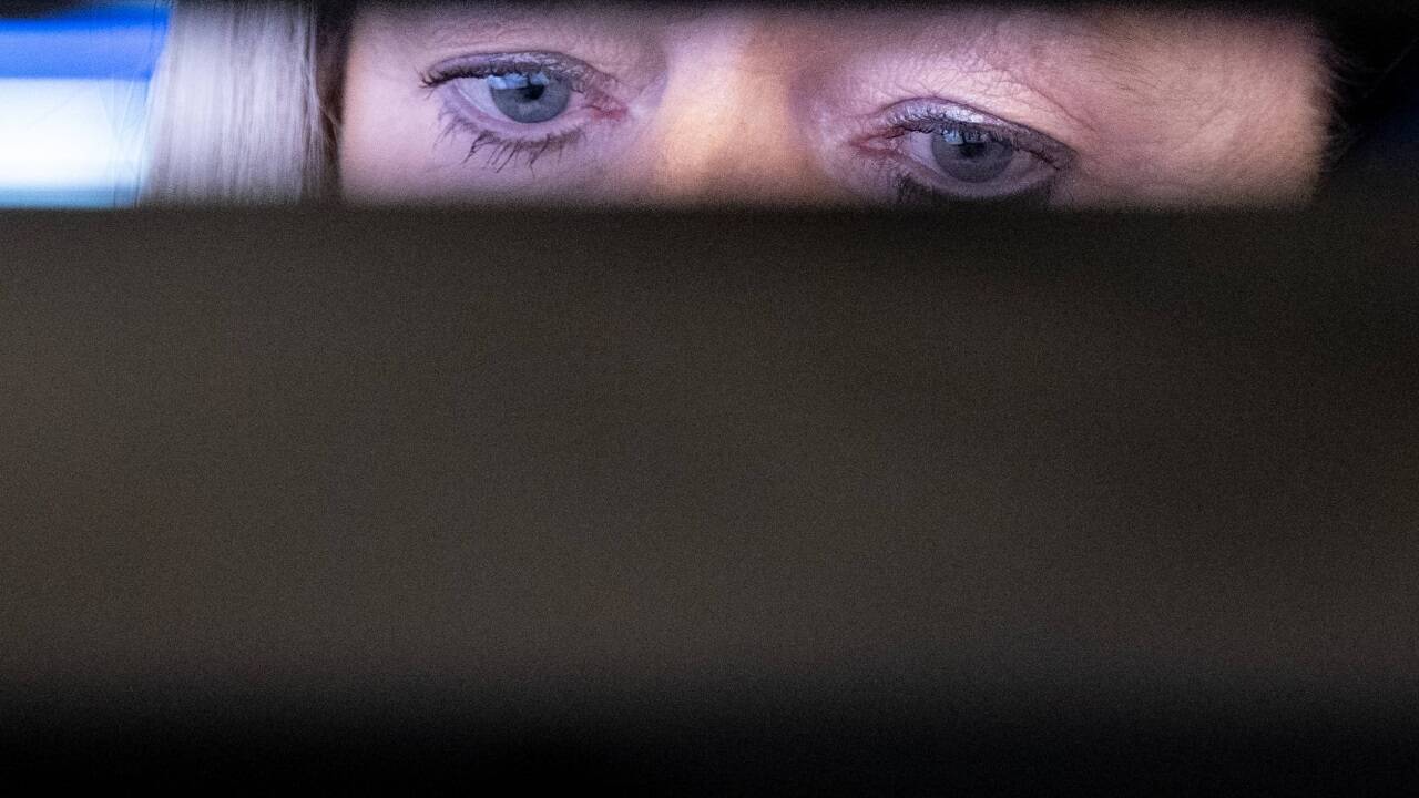 Händler verfolgen an der Börse in Frankfurt auf Ihren Monitoren die Kursentwicklung. Händler verfolgen an der Börse in Frankfurt auf Ihren Monitoren die Kursentwicklung.