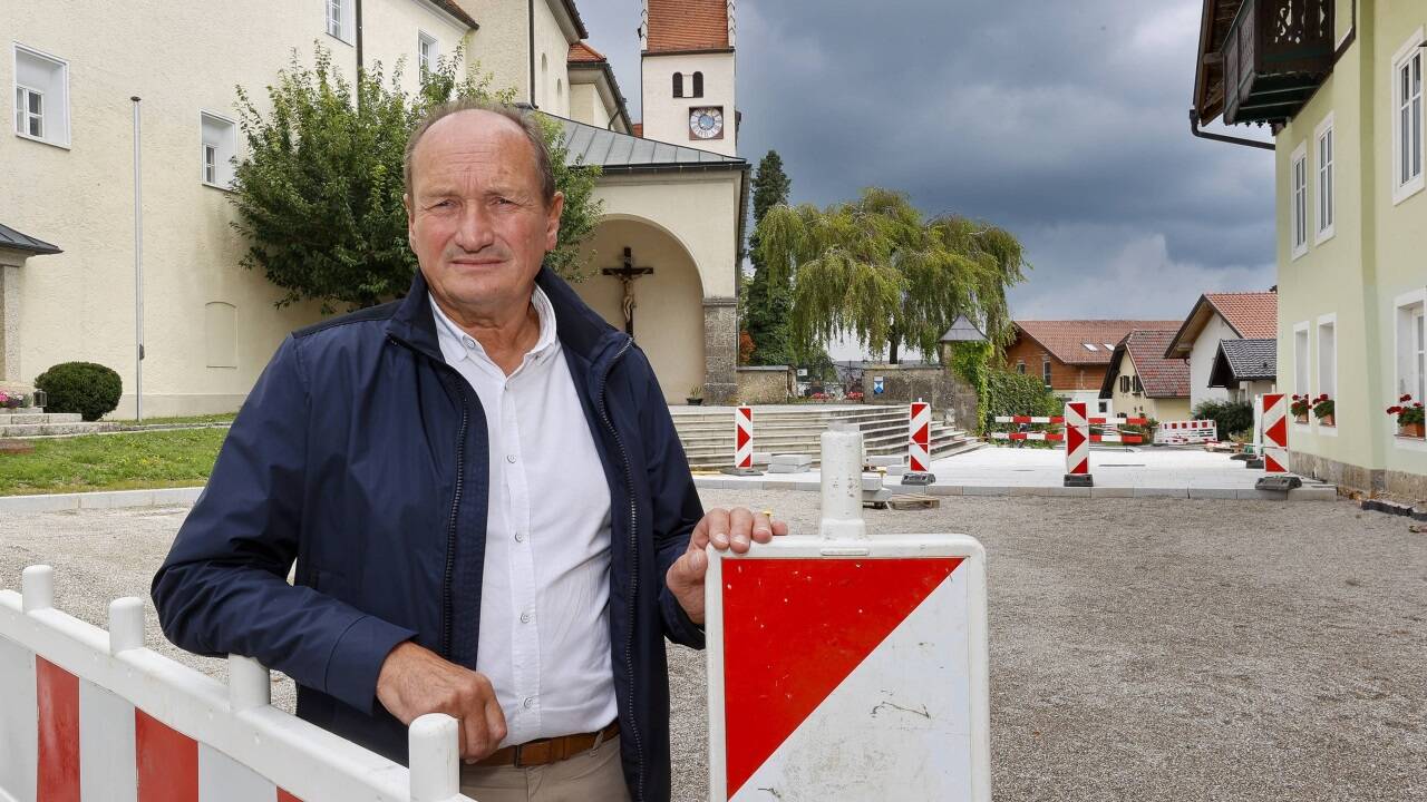 Bgm. Adi Hinterhauser auf dem halb fertigen Dorfplatz. 