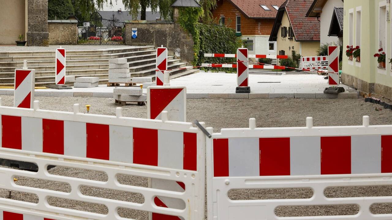 Michaelbeuern muss bei den Arbeiten am Dorfplatz eine Pause einlegen. 