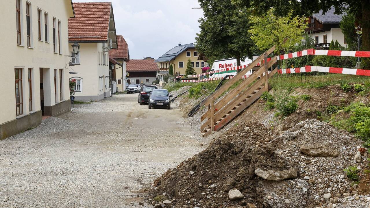Michaelbeuern muss bei den Arbeiten am Dorfplatz eine Pause einlegen. 