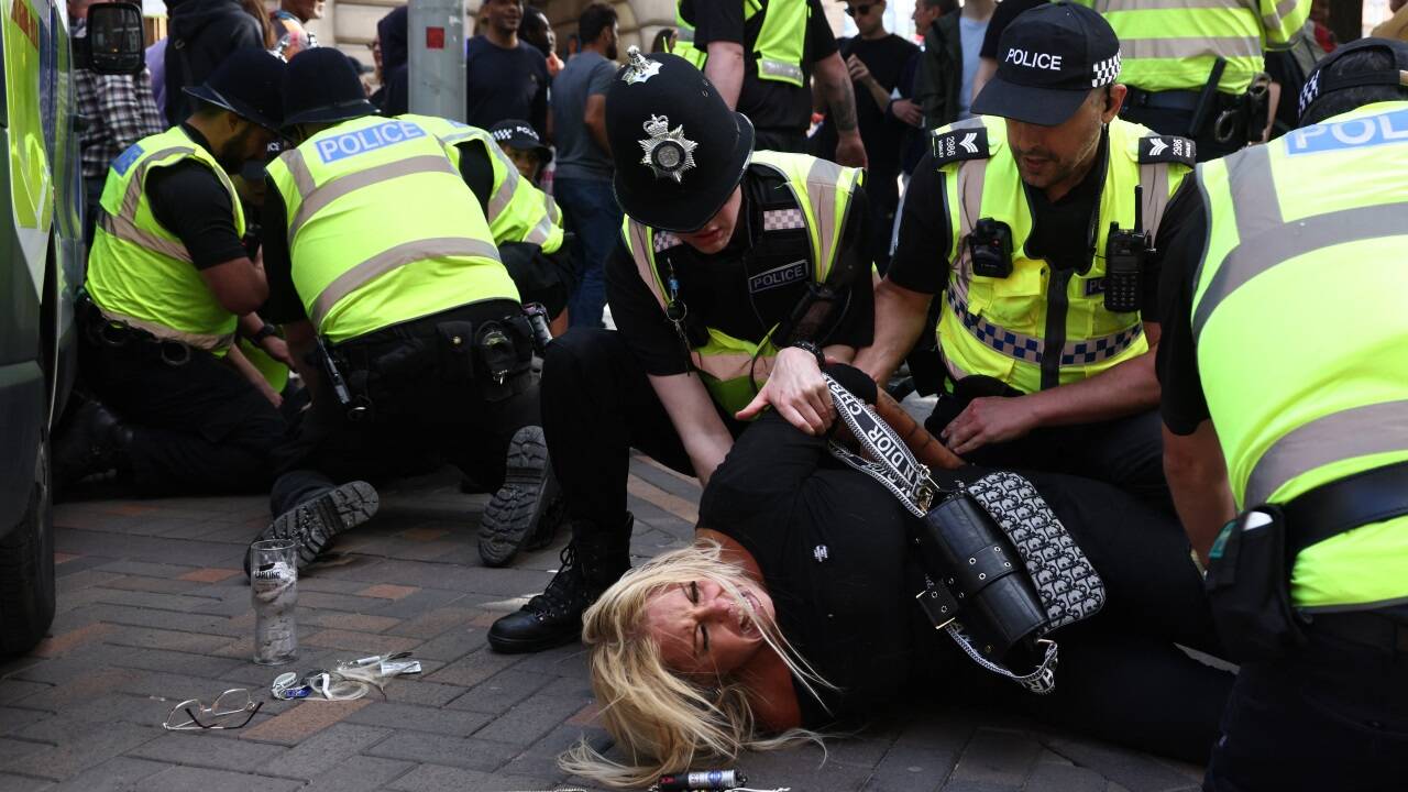 Eine Protestierende in Nottingham wird von der Polizei fixiert. /Staples 