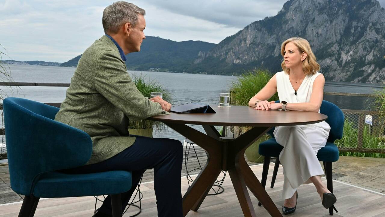 ORF-Mann Martin Thür und Neos-Chefin Beate Meinl-Reisinger vor malerischer Kulisse. 