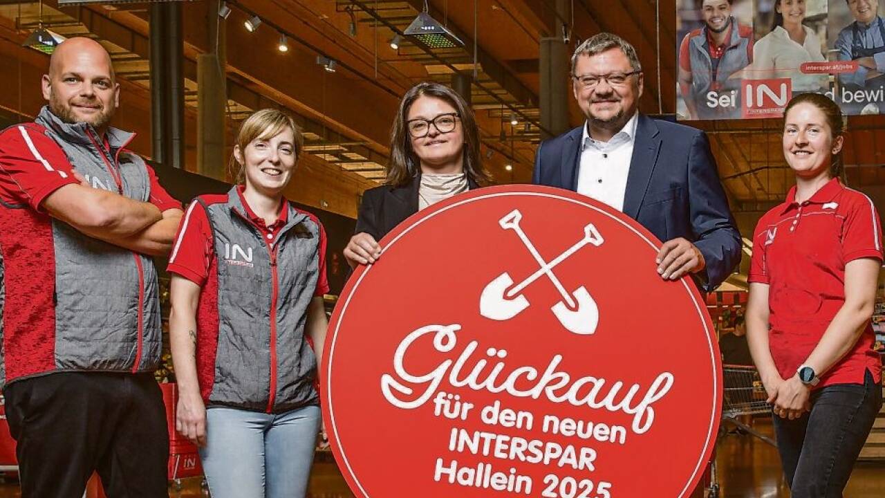 Petra Resch (Interspar-Leitung Hallein, 3. v. l.) und Regionaldirektor Markus Waidmann (2. v. r.) mit Angestellten des Halleiner Interspar-Markts.  Bild:  