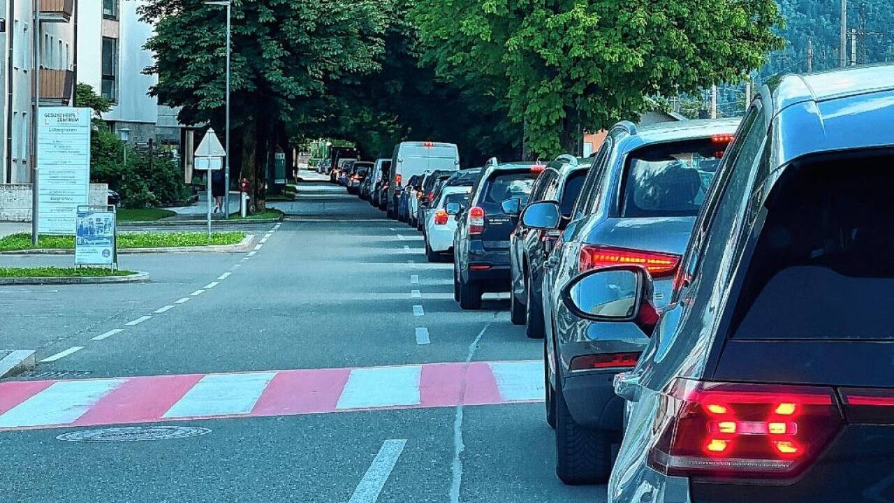 Alles trifft sich in Golling: Der gesamte Ausweichverkehr (hier die Gollinger Bahnhofstraße) muss letztlich über die B 159 durch Golling durch.  