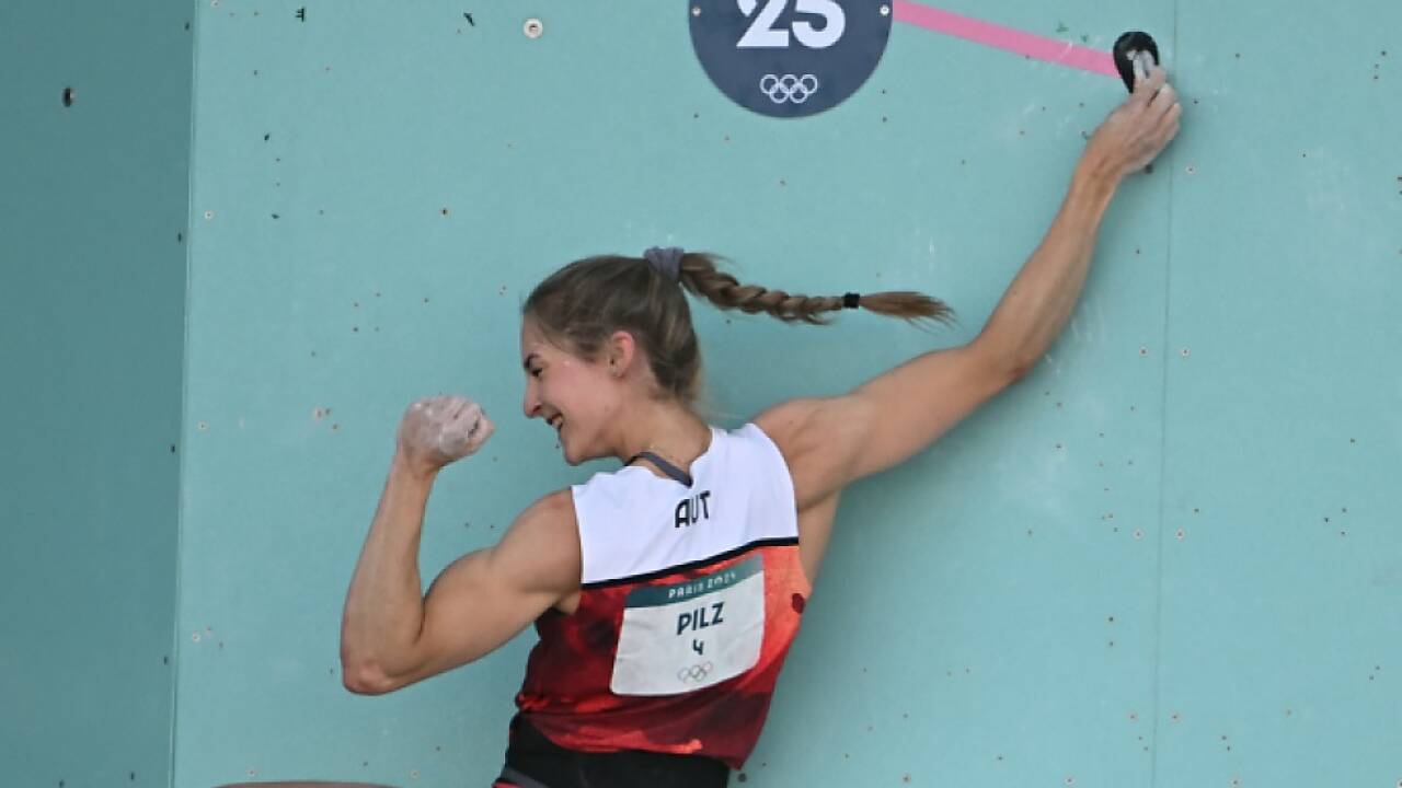 Jessica Pilz jubelt über das Top am letzten, flachen Boulder  Jessica Pilz jubelt über das Top am letzten, flachen Boulder