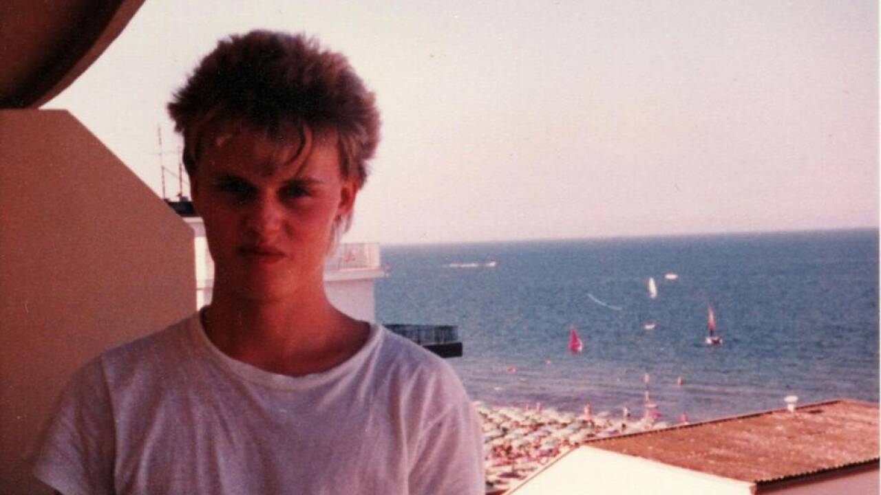 Der künftige Autor Wimmer stilbewusst in den 80ern am Meer 