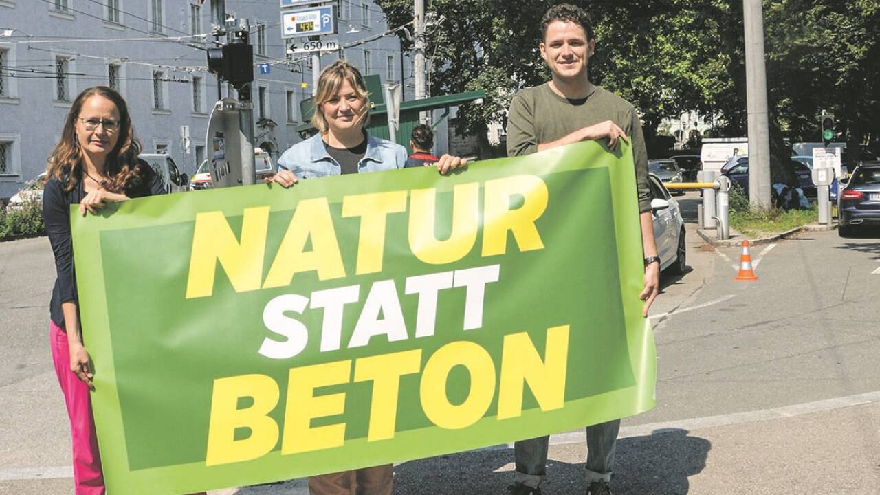 Klubobfrau Martina Berthold, Stadträtin Anna Schiester und Nationalratskandidat Leonhard Hartinger (v. l.) vor dem Rotkreuz-Parkplatz in Salzburg, der laut Arbeitsübereinkommen der Stadtregierung einer Neugestaltung weichen muss. 