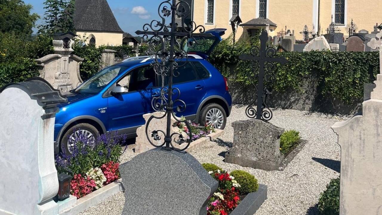 Der Pkw blieb am Bergheimer Friedhof stecken. 