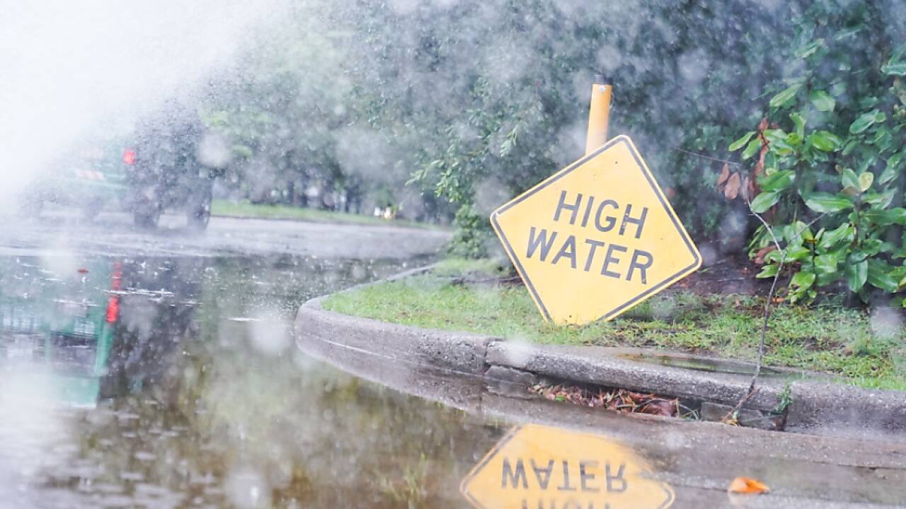 Tropensturm setzt in Savannah Straßen unter Wasser 