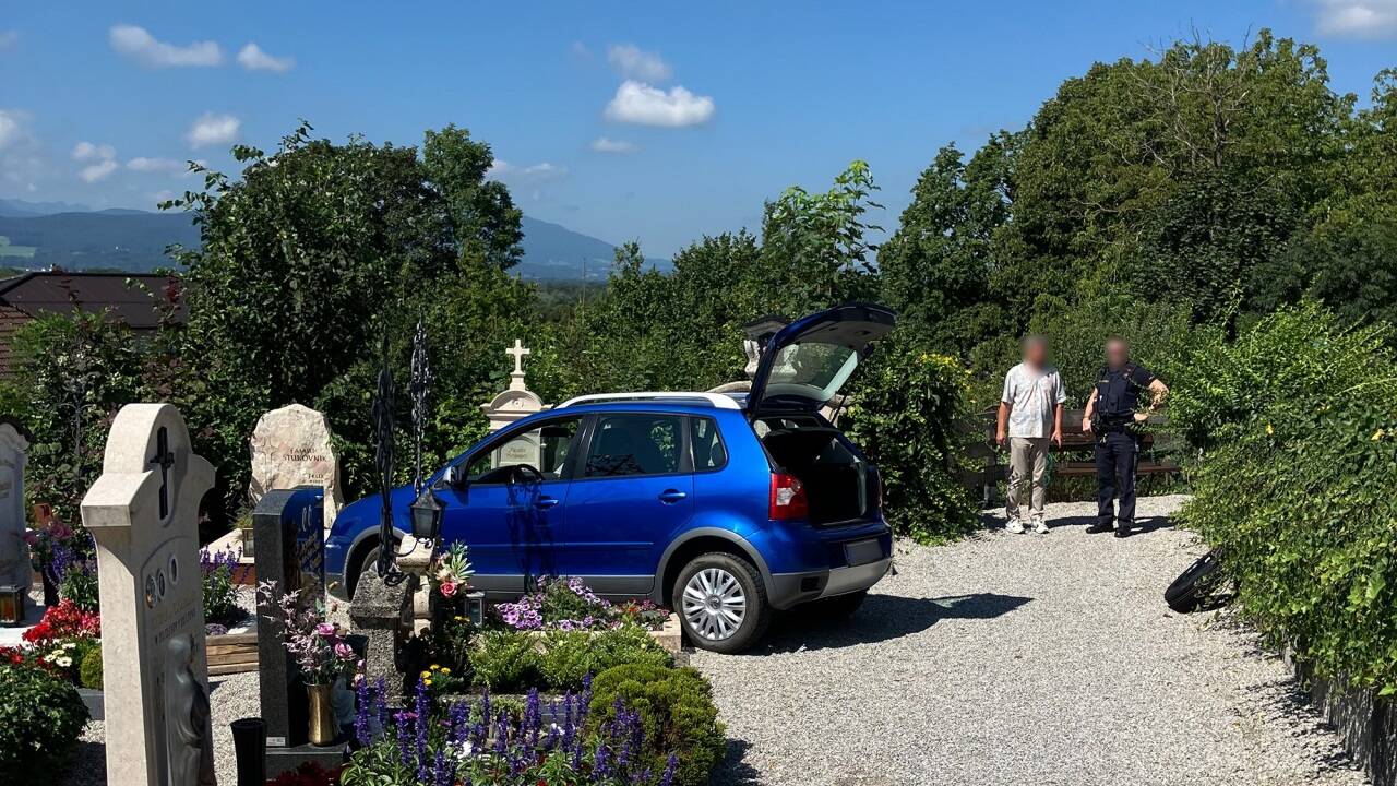 Der Pkw blieb am Bergheimer Friedhof stecken. 