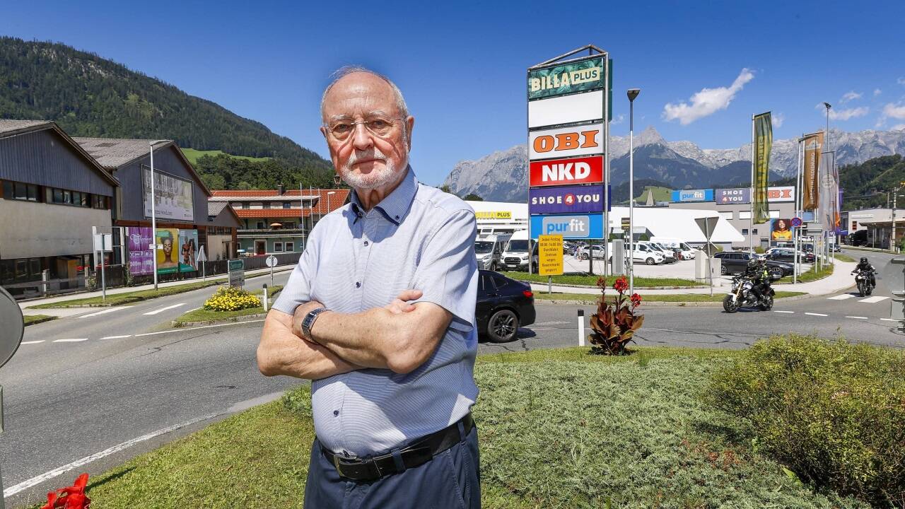 Rudolf Lanzenberger sieht das Interspar-Projekt auf dem Rema-Areal (links) kritisch.  