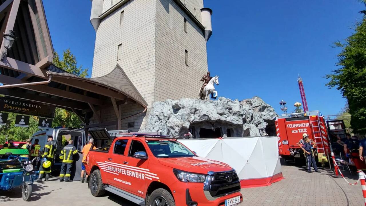 Die Verletzten wurden im Knights Ride Tower von Höhenrettern sieben Meter abgeseilt. 