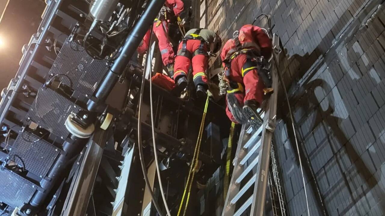 Die Verletzten wurden im Knights Ride Tower von Höhenrettern sieben Meter abgeseilt. 