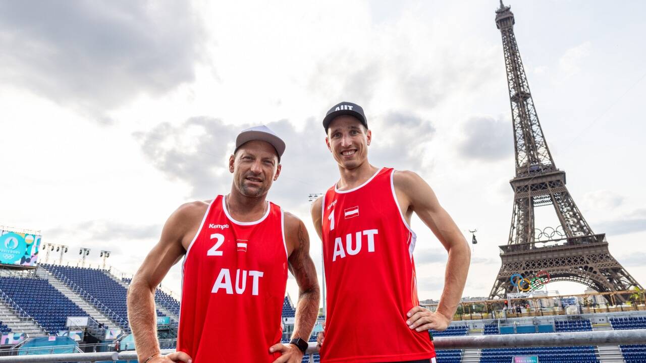 In der 15.000 Zuschauer fassenden Arena vor dem Eiffelturm: Julian Hörl (rechts) mit seinem Partner Alexander Horst.   