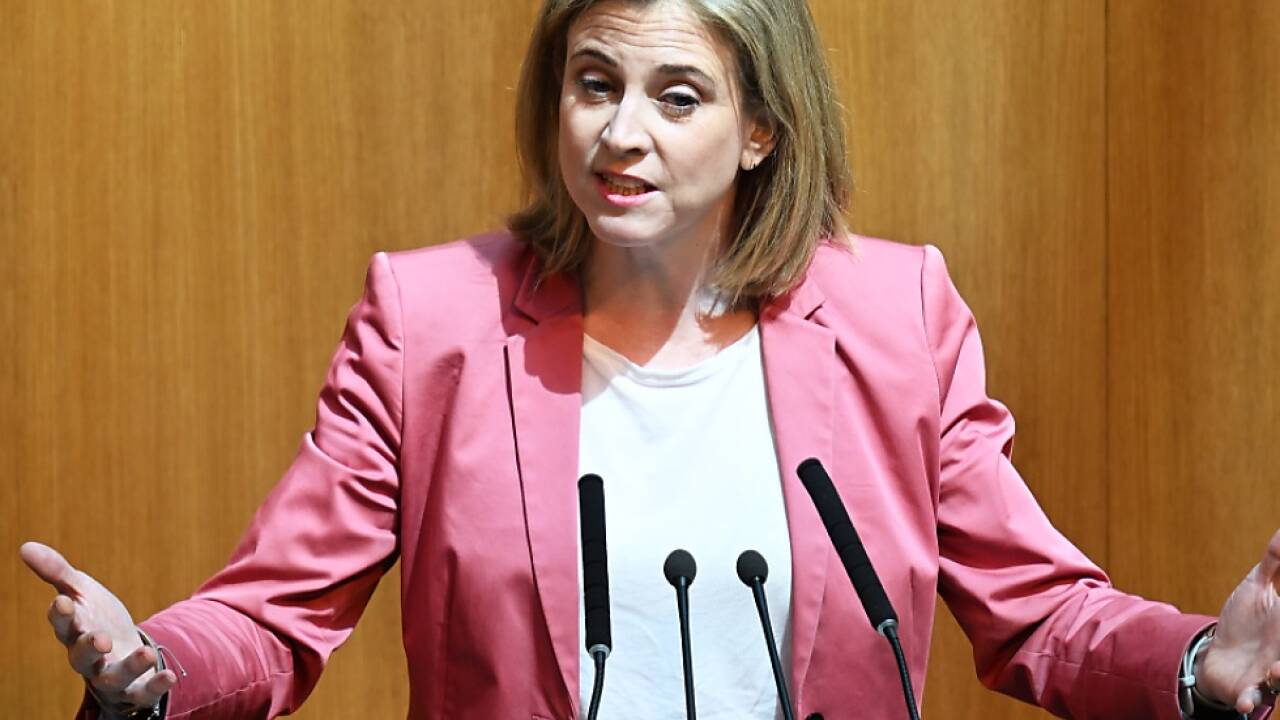 Meinl-Reisinger sieht vor allem in der Verwaltung Einsparungspotenzial  Meinl-Reisinger sieht vor allem in der Verwaltung Einsparungspotenzial