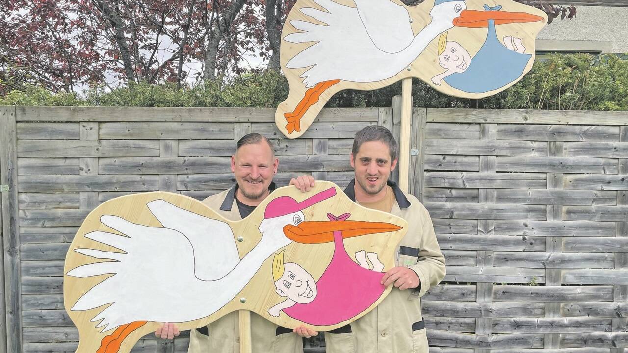 Die „Storchenmeister“ Michael Maier (l.) und Stefan Ferner präsentieren ihre ersten handgefertigten Störche. 