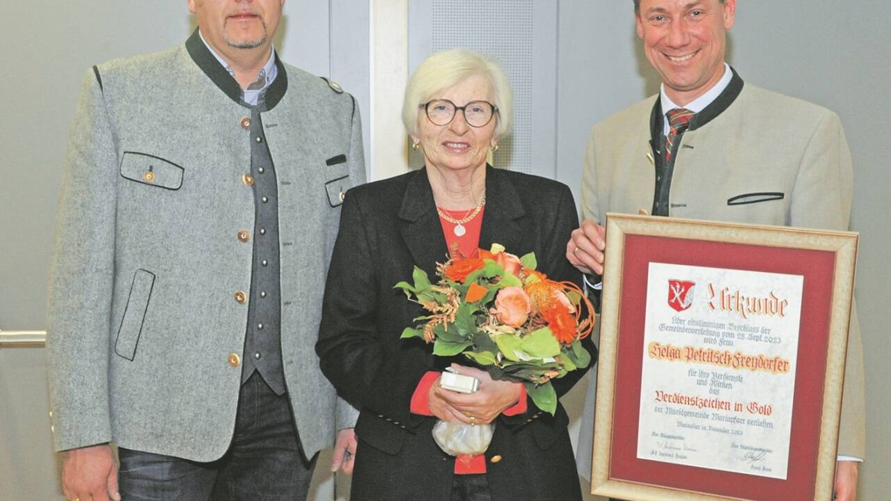 Helga Petritsch mit Bgm. Andreas Kaiser (r.) und Vizebgm. Hans-Josef Kren bei der Verleihung des Goldenen Verdienstzeichens der Marktgemeinde Mariapfarr. 